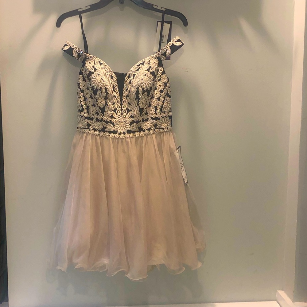 Semi- Formal off the shoulder Juniors Dress NWT never worn